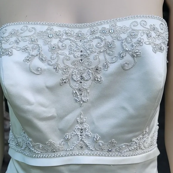 SIGNATURE sz 12 Wedding gown with train BEADED - Picture 4 of 8